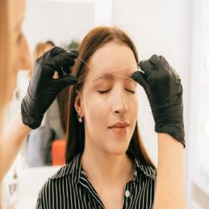 woman eyebrow threading